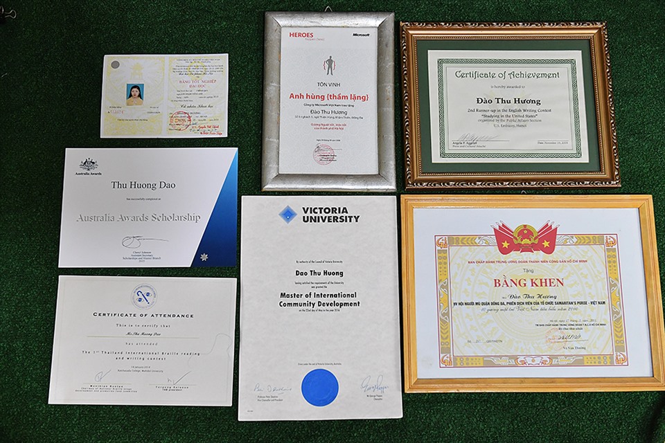 Một số bằng khen, chứng nhận trong nước và quốc tế của Hương, trong có bảng tôn vinh Anh hùng thầm lặng của Cty Microsoft Việt Nam dành cho Hương.