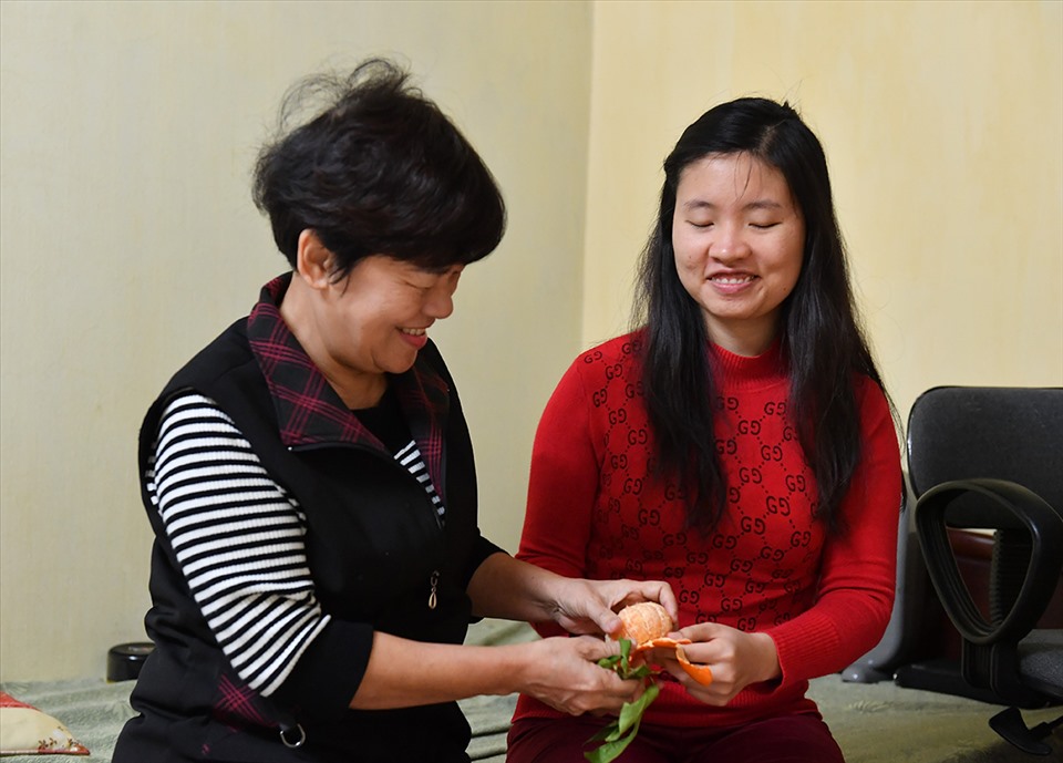 Bà Nguyễn Thị Hạnh luôn chăm sóc cô con gái xinh xắn, đáng yêu từ quả quýt cho con