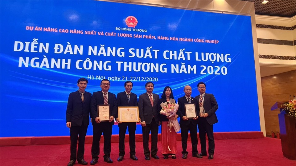 Ông Bùi Ngọc Dương - Phó Tổng Giám đốc BSR (giữa) chúc mừng giải pháp BSR đạt giải Ba cuộc thi.