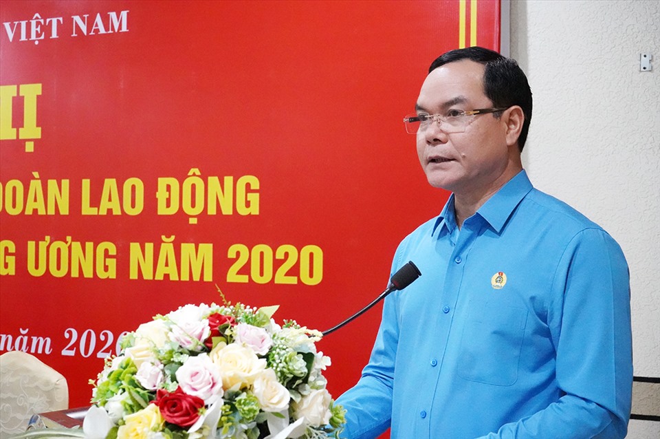 Đồng chí Nguyễn Đình Khang, Chủ tịch Tổng LĐLĐ Việt Nam phát biểu chỉ đạo tại hội nghị. Ảnh: TR.L.
