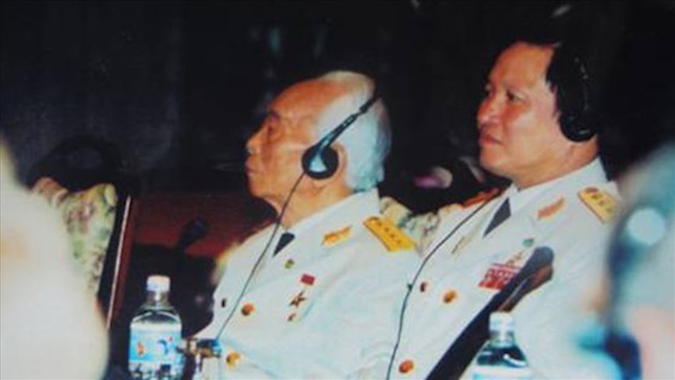 Thượng tướng Nguyễn Huy Hiệu và Đại tướng Võ Nguyên Giáp trong Hội thảo quốc tế “50 năm giải phóng Điện Biên Phủ” năm 2004