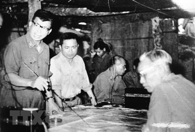 Đại tướng Lê Trọng Tấn (người đứng ngoài cùng bên trái) trong một lần chỉ huy tại mặt trận Đường 9. Ảnh: TTXVN