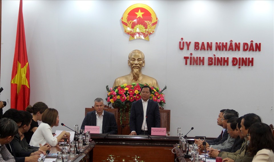 Chủ tịch UBND tỉnh Bình Định - Nguyễn Phi Long phát biểu tại buổi làm việc. Ảnh: N.T