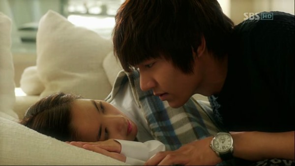Hợp tác ăn ý trên màn ảnh, cặp sao dần nảy sinh tình cảm dành cho đối phương. Không lâu sau khi phim kết thúc, Lee Min Ho và Park Min Young bị bắt gặp hẹn hò và cũng đã lên tiếng thừa nhận chuyện tình cảm. Ảnh cắt phim.