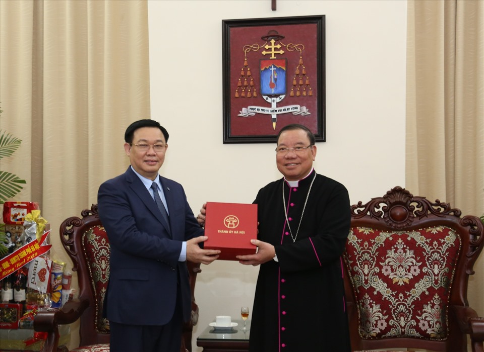 Bí thư Thành ủy Vương Đình Huệ và Tổng Giám mục Tổng Giáo phận Hà Nội Giuse Vũ Văn Thiên.