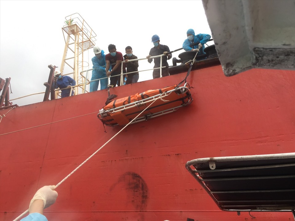 Chuyển các thuyền viên bị nạn từ tàu chở hoá chất của nước ngoài sang tàu cứu nạn Việt Nam để đưa về Nha Trang cấp cứu. Ảnh: Xuân Bình