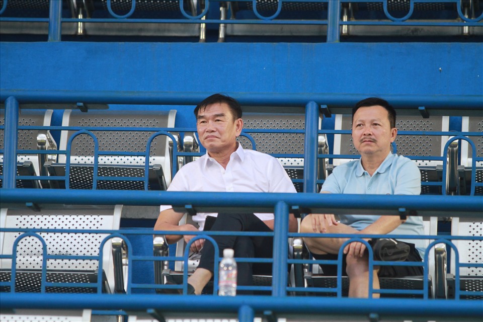 Đáng chú ý nhất trận đấu này là sự xuất hiện của tân huấn luyện viên Phan Thanh Hùng (trái) trên khán đài. Cựu “thuyền trưởng” tuyển Việt Nam vừa chia tay Than Quảng Ninh sau 5 năm gắn bó.