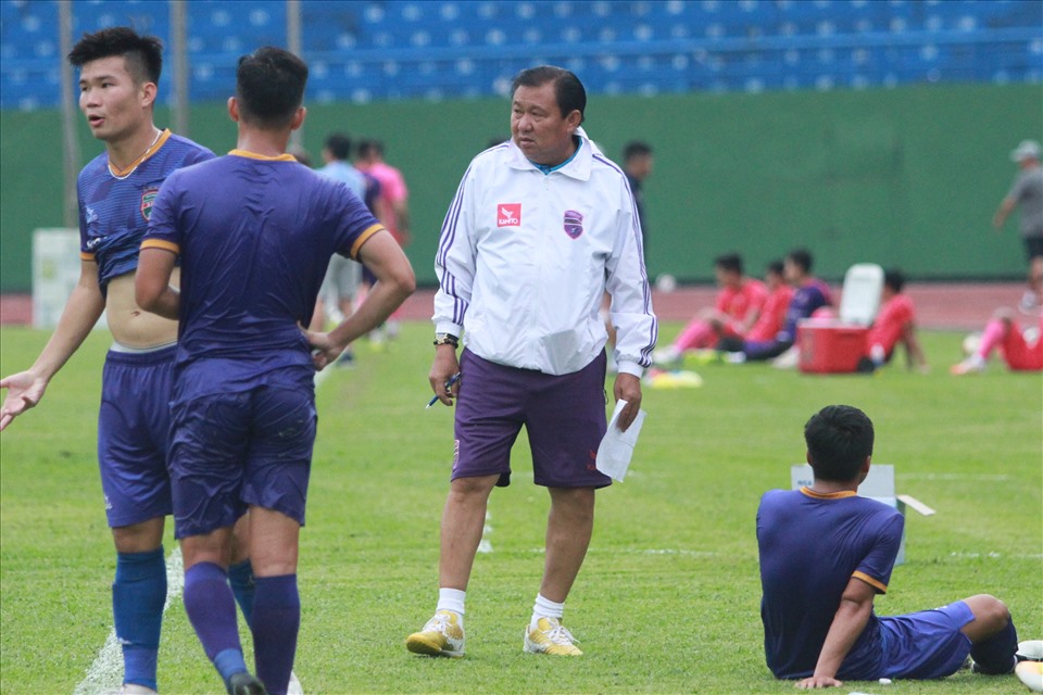 Dưới sân, huấn luyện viên Đặng Trần Chỉnh trực tiếp chỉ đạo Bình Dương. Cách đây không lâu, ông vừa được bổ nhiệm làm huấn luyện viên trưởng thay cho Nguyễn Thanh Sơn. Tuy nhiên, với sự xuất hiện của huấn luyện viên Phan Thanh Hùng, nhiều khả năng ông Chỉnh sẽ trở lại vị trí giám đốc kỹ thuật.