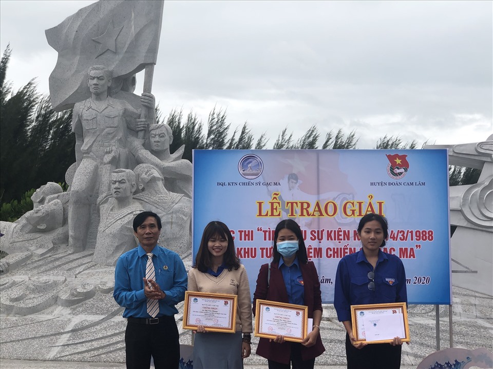 Ban tổ chúc trao giải cho các đoàn viên đạt giải 3. Ảnh:Phương Linh