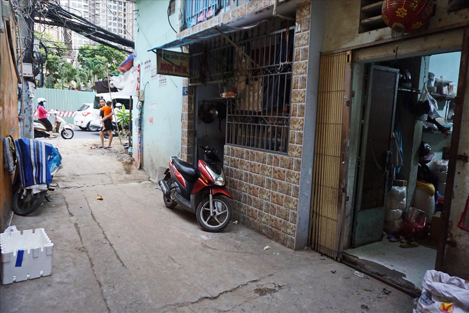 Một con hẻm trên đường Nguyễn Hữu Cảnh thấp hơn mặt đường khiến người dân khưc vực này lo lắng thành “bể chứa nước” do đường quá cao.
