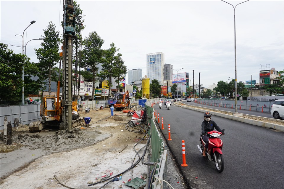 Công trình sửa đường Nguyễn Hữu Cảnh (quận 1 và Bình Thạnh) vốn đầu tư 473 tỉ đồng được khởi công từ tháng 10 năm ngoái nhằm giải quyết ngập cho toàn tuyến dài 3,2 km, từ nút giao đường Tôn Đức Thắng tới cầu vượt Nguyễn Hữu Cảnh.