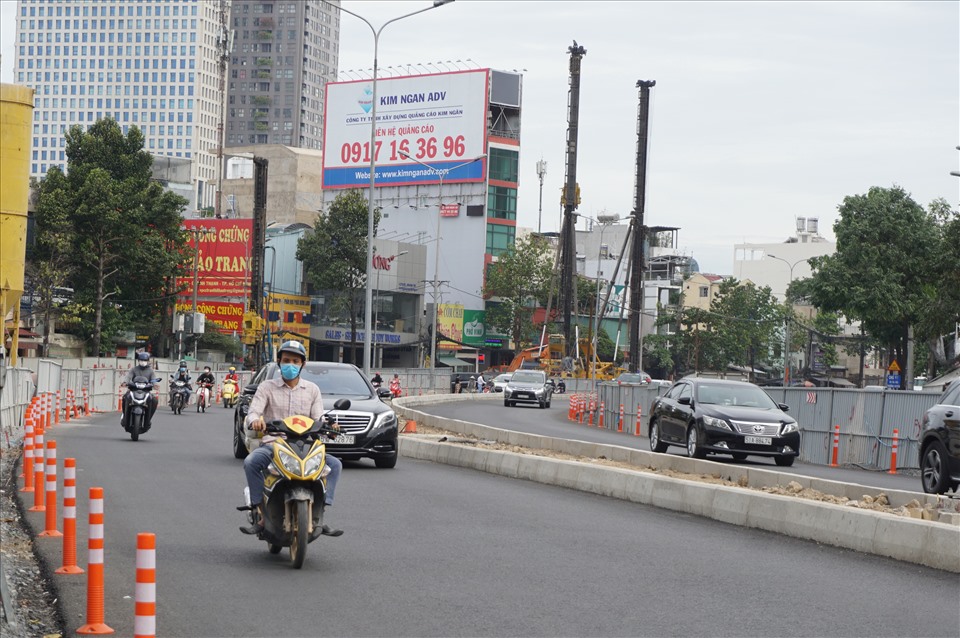 Hiện làn ôtô hướng từ Điện Biên Phủ đi về cầu Thủ Thiêm đã được nâng cao và rải nhựa để xe cộ lưu thông.