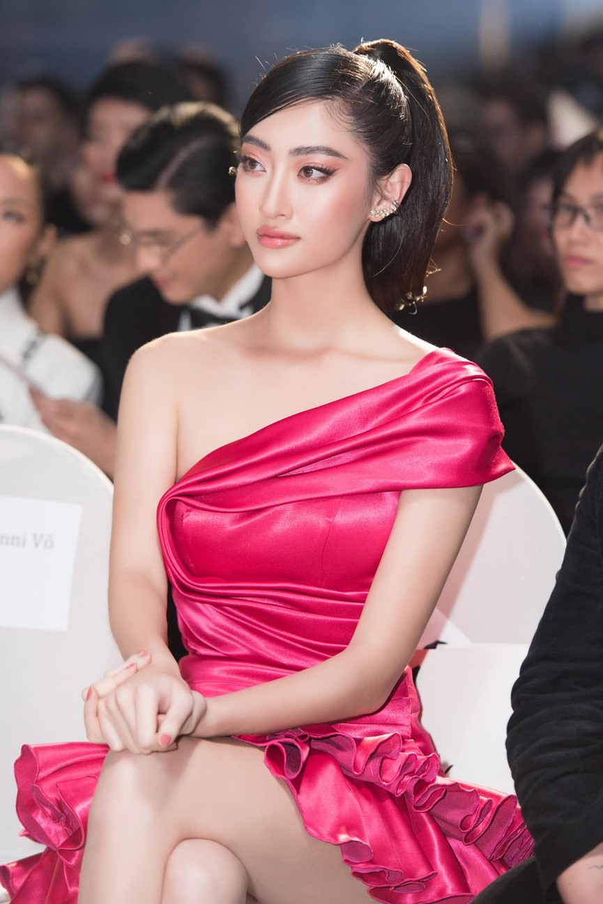 Vẻ đẹp sắc sảo và quyến rũ của Miss World Vietnam 2019 khiến cô nổi bật ở sự kiện.