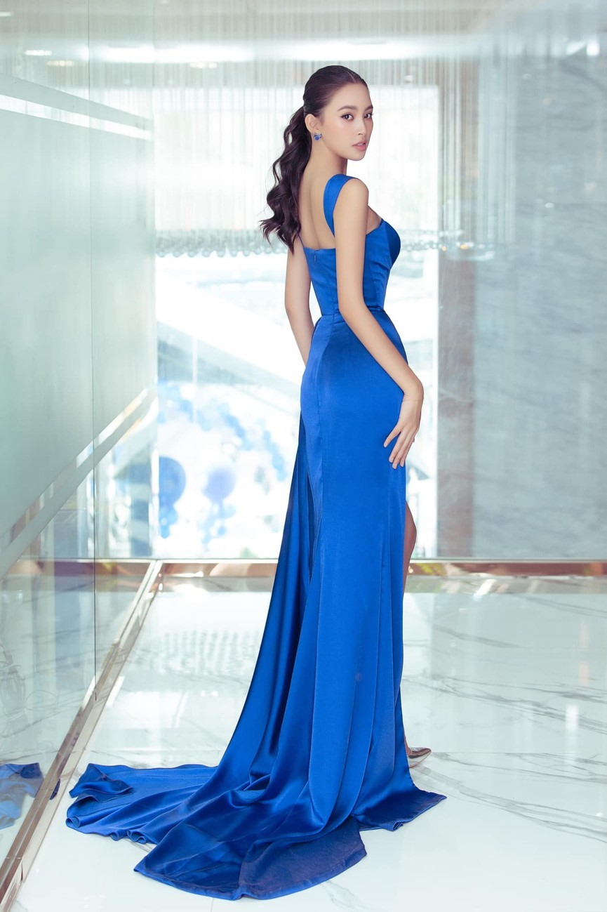 Trong khi đó, Hoa hậu Tiểu Vy lại lựa chọn bộ váy dạ hội lụa màu xanh thướt tha để khoe đường cong quyến rũ.