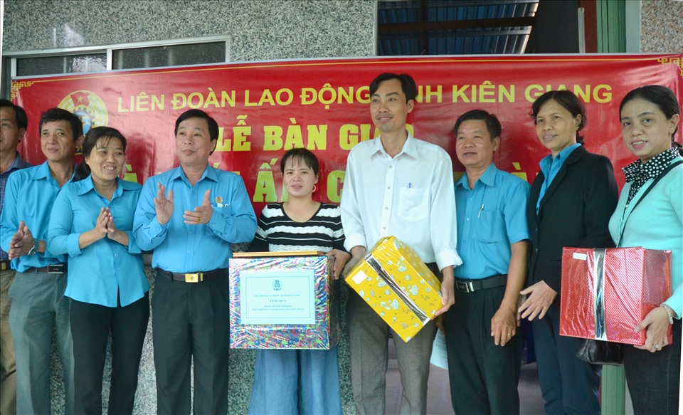 Dịp này các tổ chức, CĐCS cũng dành tặng cho đoàn viên Hồ Thị Kiều nhiều phần quà. Ảnh: Lục Tùng