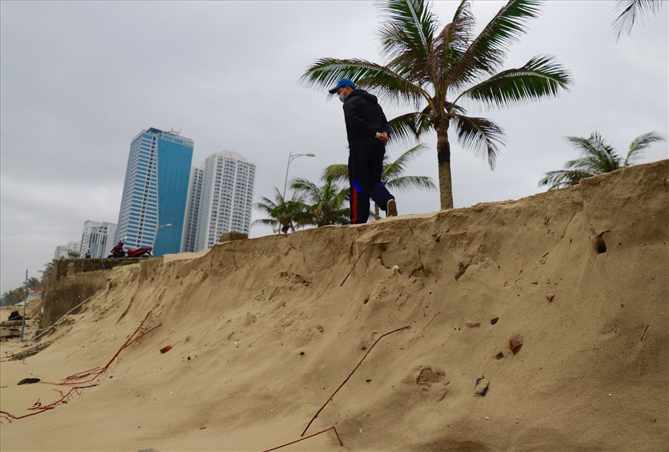 Tại các bãi biển Mỹ Khê, Phạm Văn Đồng, tình trạng sạt lở ăn sâu vào trong khu vực bên trong. Người dân địa phương cho biết, tình trạng sạt lở đã xuất hiện khoảng hơn 2 năm nay nhưng chính quyền địa phương chưa có giải pháp xử lý hiệu quả. Ảnh: Hữu Long