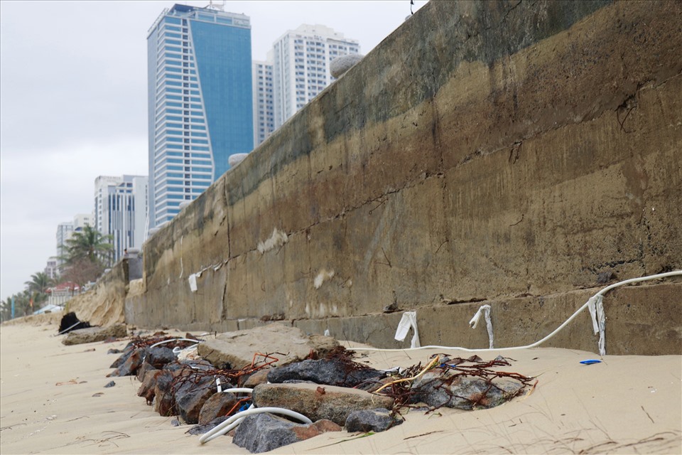 Sóng đánh tan một đoạn bờ biển Mỹ Khê, làm lộ rõ nhiều khối bê tông kè chắn. Ảnh: Hữu Long