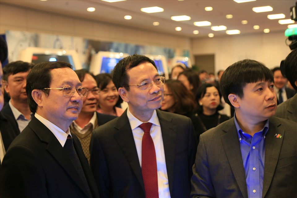 Bộ trưởng Nguyễn Mạnh Hùng cùng nhiều đại biểu tại gian hàng của FPT.