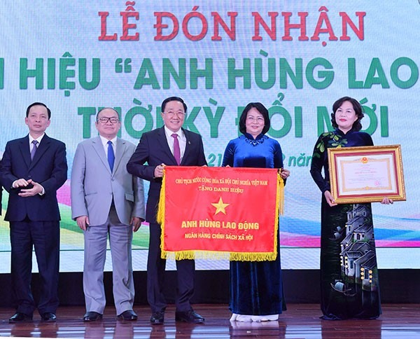 Phó Chủ tịch nước Đặng Thị Ngọc Thịnh trao Cờ “Anh hùng lao động” thời kỳ đổi mới cho NHCSXH.