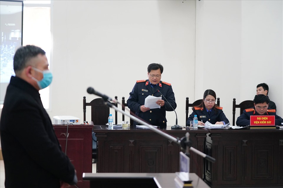 Đại diện Viện KSND Hà Nội đề nghị mức án với các bị cáo trong vụ án lừa đảo xảy ra tại Công ty CP Liên Kết Việt. Ảnh: V.Dũng.