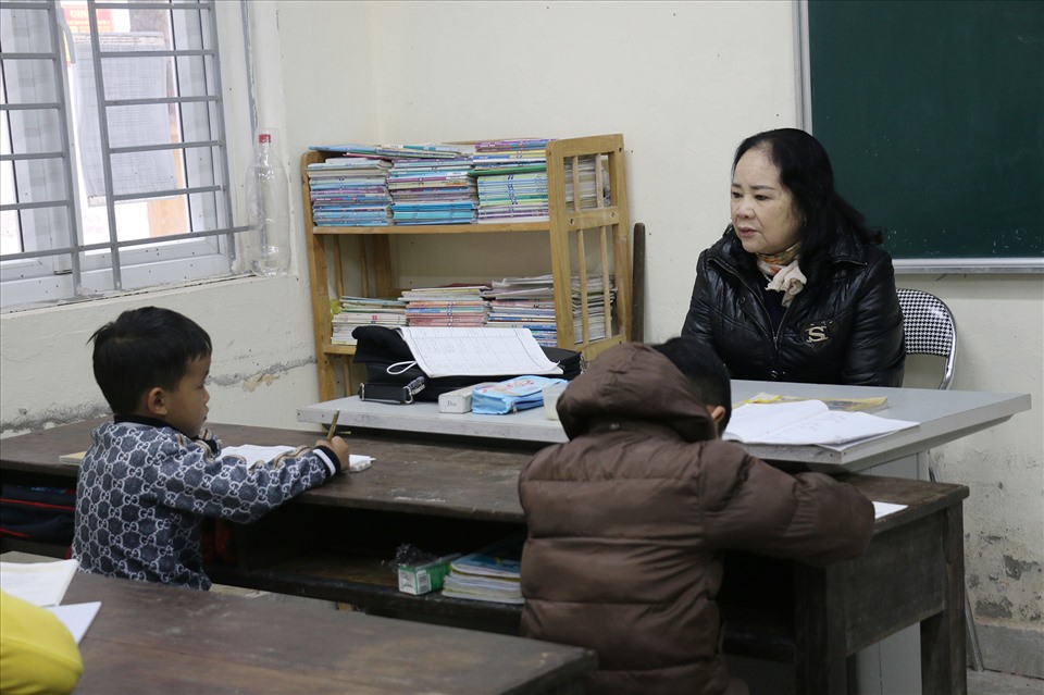 Cô Huyền suốt 22 năm qua vẫn cần mẫn làm công tác “xóa mù chữ” cho những học sinh đặc biệt. Ảnh: Kim Anh
