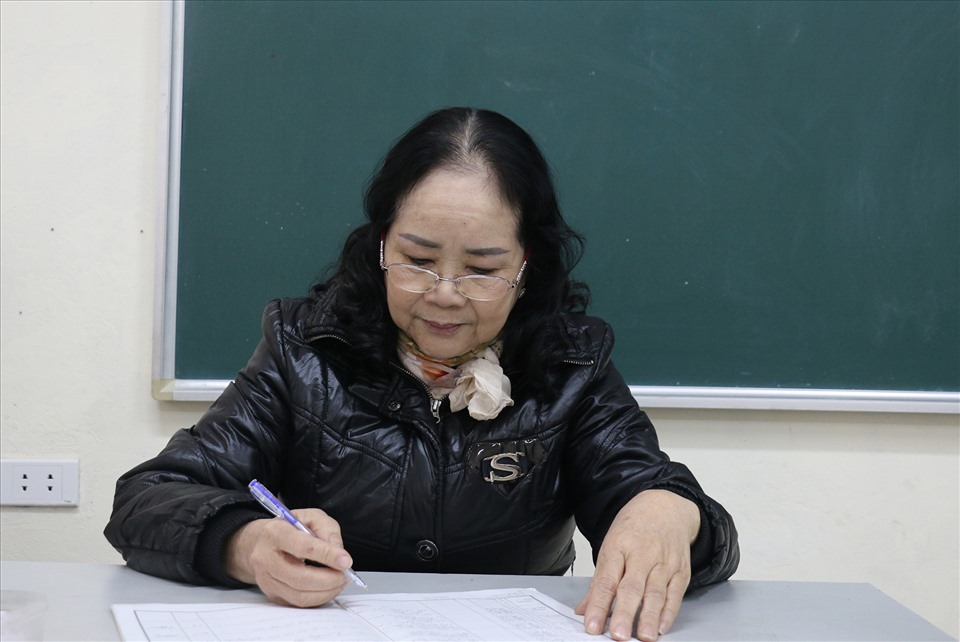 Cô giáo Phạm Thị Huyền nghiên cứu bài giảng.