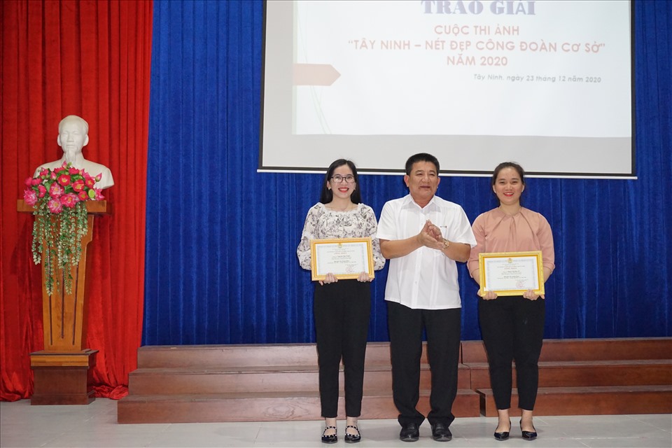 Đồng chí Võ Văn Dũng – Chủ tịch Liên đoàn Lao động tỉnh trao thưởng cho các thí sinh đạt giải Cuộc thi ảnh.