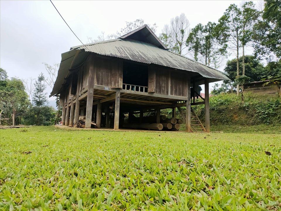 Mặc dù nằm trong khu bảo tồn thiên nhiên và giáp khu vực biên giới với nước bạn Lào, nhưng 180 ngôi nhà tại bản Vịn đều được đánh số nhà cụ thể. Ảnh: Quách Du