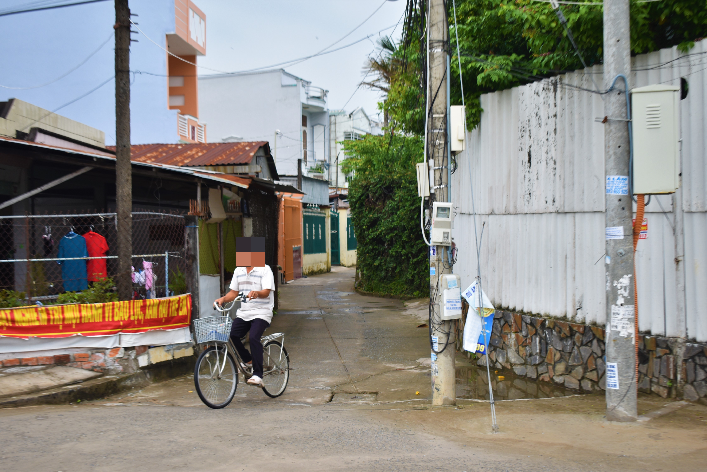 2 cây cột điện ở đầu một con hẽm ở trên tuyến đường bờ kè rạch ngỗng (quận Ninh Kiều, TP.Cần Thơ). Ảnh: Thành Nhân
