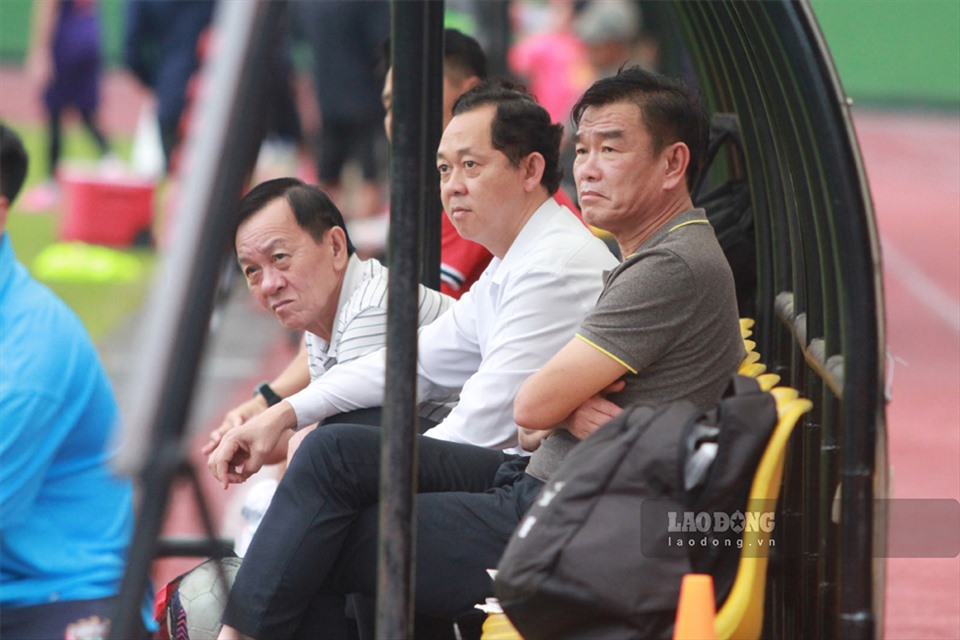 Huấn luyện viên Phan Thanh Hùng chủ yếu ngồi quan sát các cầu thủ Bình Dương thi đấu.