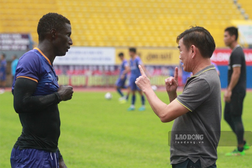 Trước khi bắt đầu hiệp 2, huấn luyện viên Phan Thanh Hùng đã có những trao đổi với 2 ngoại binh Pape Omar và Victor Mansaray.