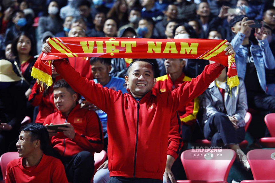 Ngay từ sớm, rất đông cổ động viên đã có mặt để theo dõi trận đấu được chờ đợi của hai đội tuyển Việt Nam.