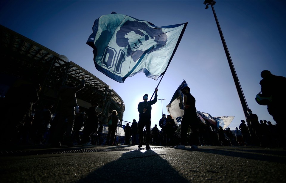 Cổ động viên Napoli và thế giới bóng đá dành sự tiếc thương đối với huyền thoại người Argentina. Ảnh: AFP