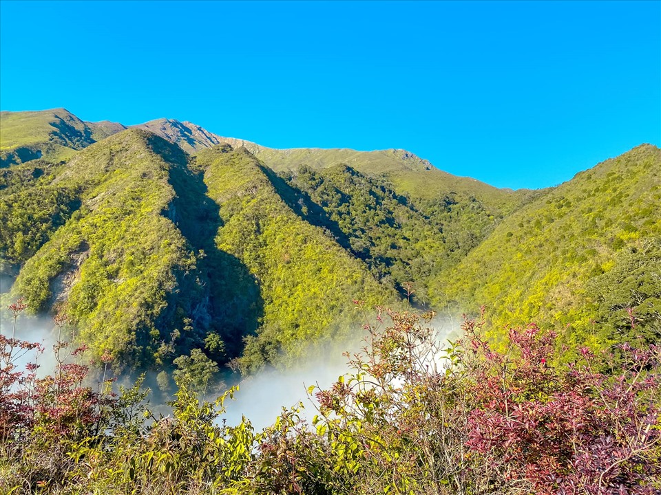 Cũng giống như khí hậu của miền Bắc nước ta, ở Tà Chì Nhù mùa hè cũng là mùa mưa (kéo dài từ tháng 5-8). Cùng với mùa đông khá khô ráo nhưng lại lạnh, thậm chí rét buốt do địa hình núi cao. Ảnh: Phạm Thu Hương