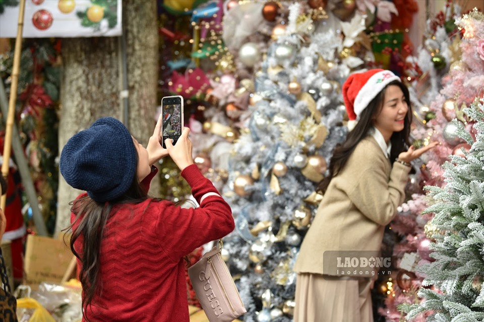 Hàng Mã - Trung tâm mua sắm không thể thiếu cho mọi gia đình trong kỳ nghỉ Giáng sinh. Những bức ảnh về khu phố này sẽ giúp bạn hiểu hơn về sự tấp nập, hối hả của người dân đang chuẩn bị cho lễ hội cuối năm.