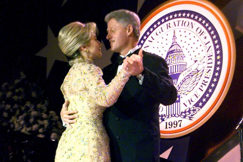 Tổng thống Bill Clinton và Phu nhân trong buổi dạ vũ nhậm chức. Ảnh: AFP