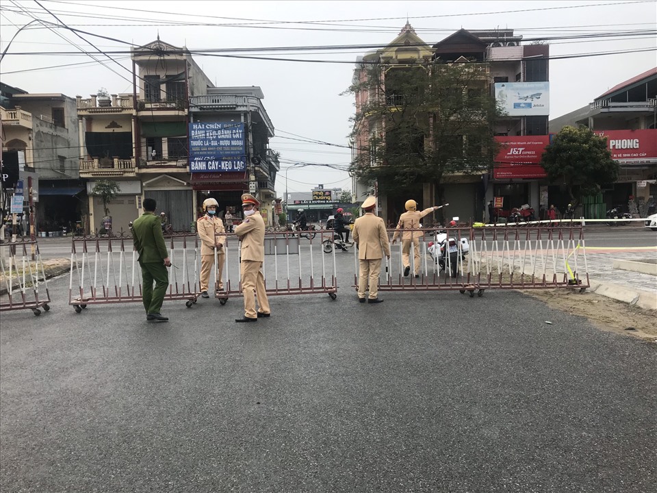 An ninh thắt chặt khu vực quanh Tòa án nhân dân huyện Đông Hưng (Thái Bình) nơi diễn ra phiên tòa. Ảnh Mai Dung