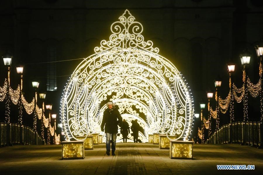 Mọi người đi ngang qua trang trí Giáng sinh ở Moscow, Nga