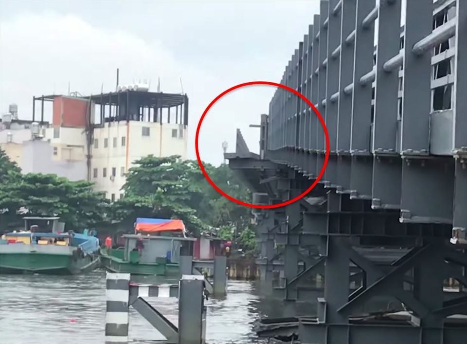 Cầu thép An Phú Đông từng bị sà lan tông lệch nhịp vào tháng 10.2020. Ảnh: Hữu Huy
