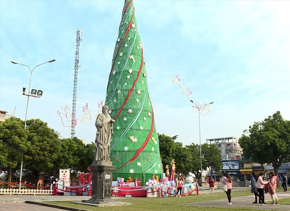 Cây thông Noel được dựng ngay trước trong khuôn viên chính tòa Phát Diệm. Ảnh: NT