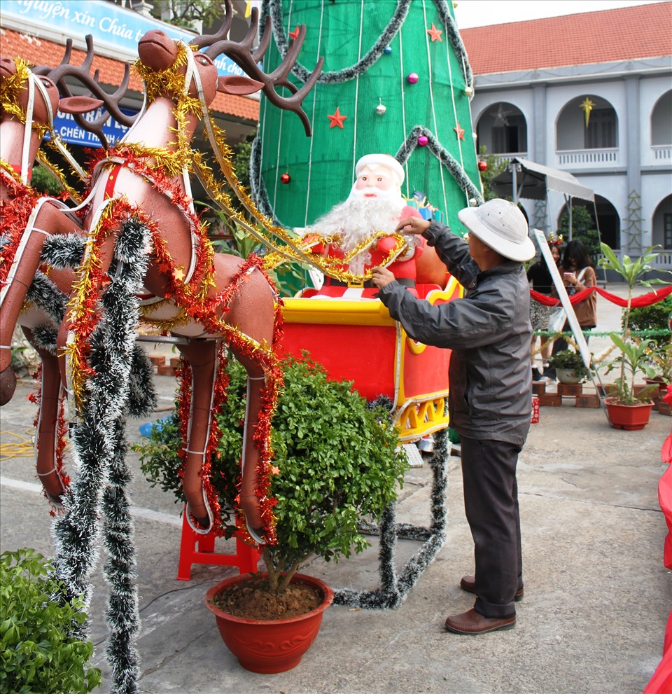 Hình Ông già Noel được trang trí rất tỉ mỹ. Ảnh: NT