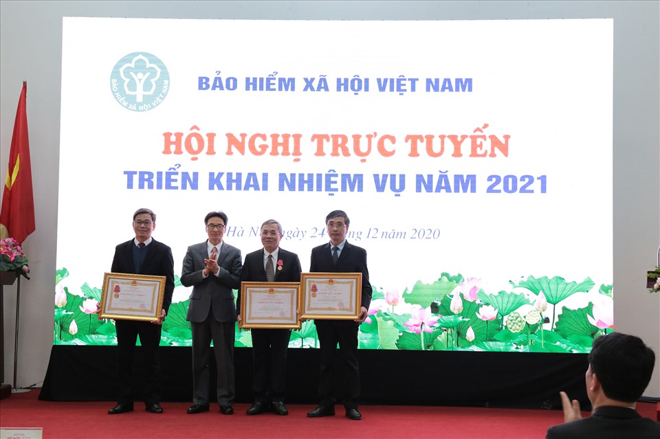 Thừa uỷ quyền của Chủ tịch nước, Uỷ viên Ban chấp hành Trung ương Đảng, Phó Thủ tướng Chính phủ Vũ Đức Đam đã trao tặng Huân chương Lao động hạng Nhất, Nhì, Ba cho 3 tập thể và cá nhân của BHXH Việt Nam.