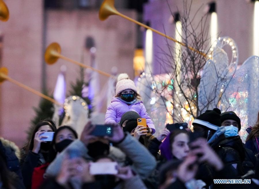 Người dân Mỹ xem một buổi biểu diễn ánh sáng ở New York, ngày 22.12. Ảnh: Xinhua
