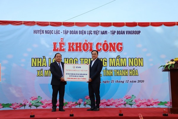 Ông Dương Quang Thành trao tặng kinh phí 3 tỷ đồng xây dựng Trường mầm non xã Mỹ Tân. Ảnhg: EVNNPC