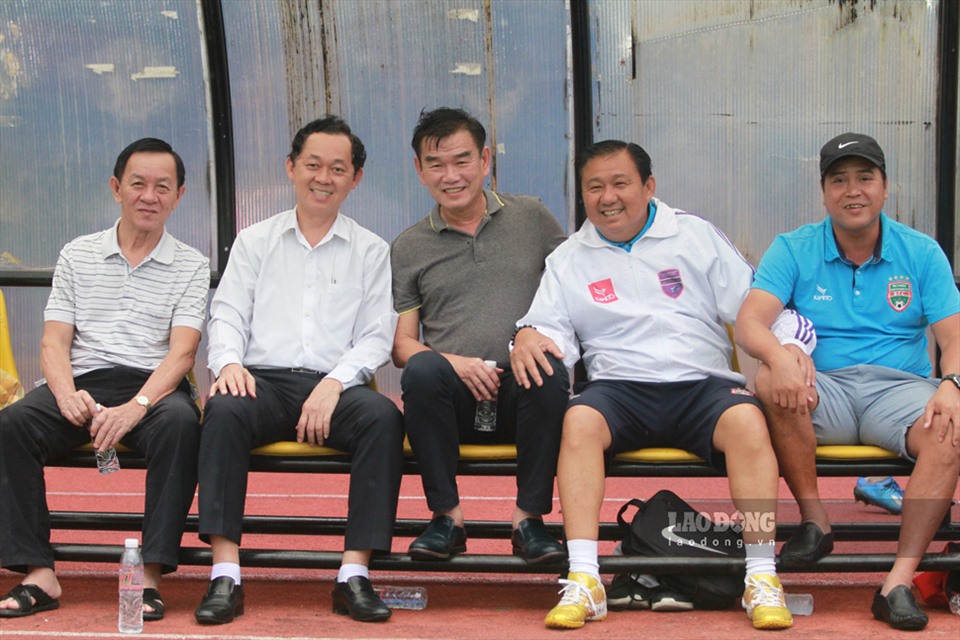 Ông Hùng (giữa), GĐKT Đặng Trần Chỉnh (thứ hai từ phải qua) và trợ lý Nguyễn Thanh Sơn (ngoài cùng phải) sẽ kết hợp trong khu vực kỹ thuật. Ảnh: Thanh Vũ