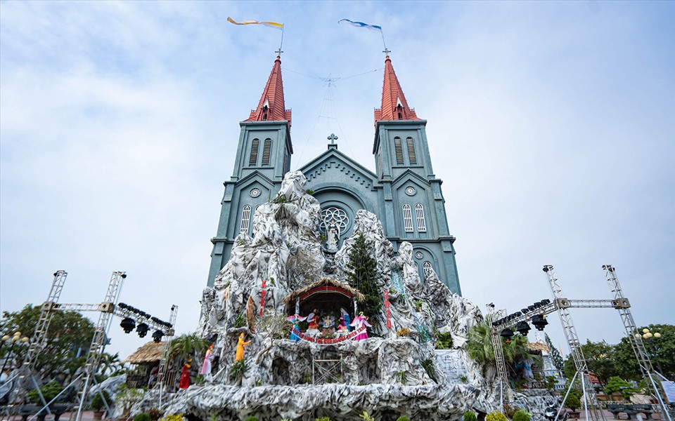 Những nhà thờ mang kiến trúc châu Âu tại Nam Định luôn thu hút rất đông du khách tới tham quan, check- in mỗi dịp Giáng sinh. Ảnh: Giáo xứ Xuân Dục