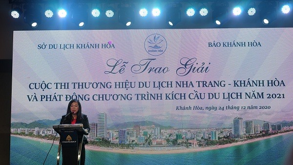 Bà Nguyễn Thị Lệ Thanh - Phó Giám đốc Sở Du lịch Khánh Hòa phát động chương trình kích cầu năm 2021. Ảnh: Nhiệt Băng