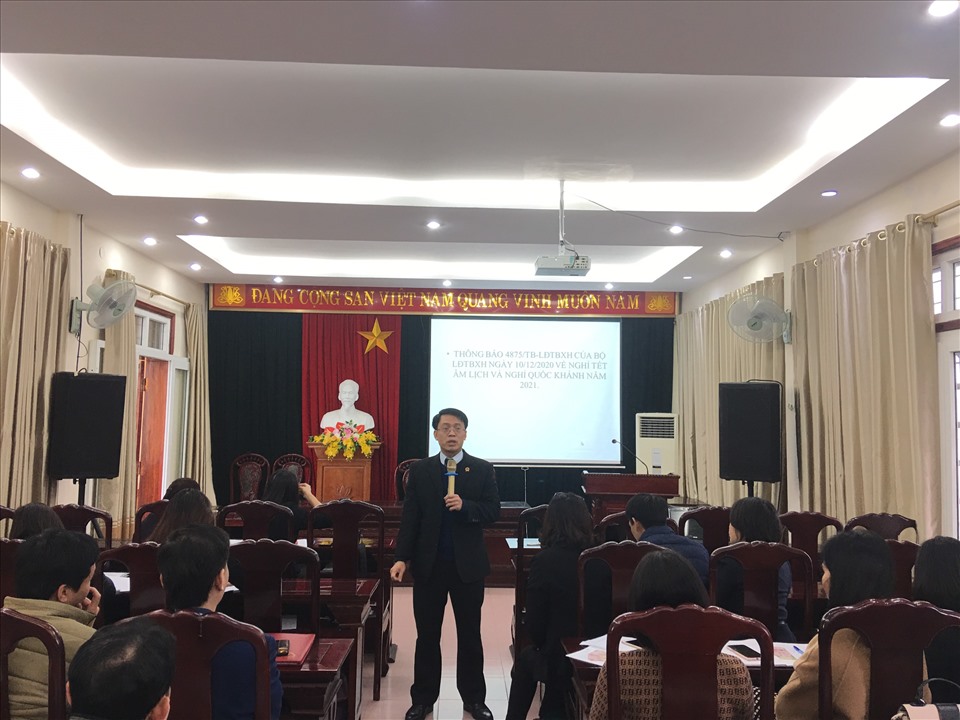Phó Chủ tịch LĐLĐ tỉnh Nghệ An Nguyễn Chí Công quán triệt một số nội dung tại Hội nghị. Ảnh: TT