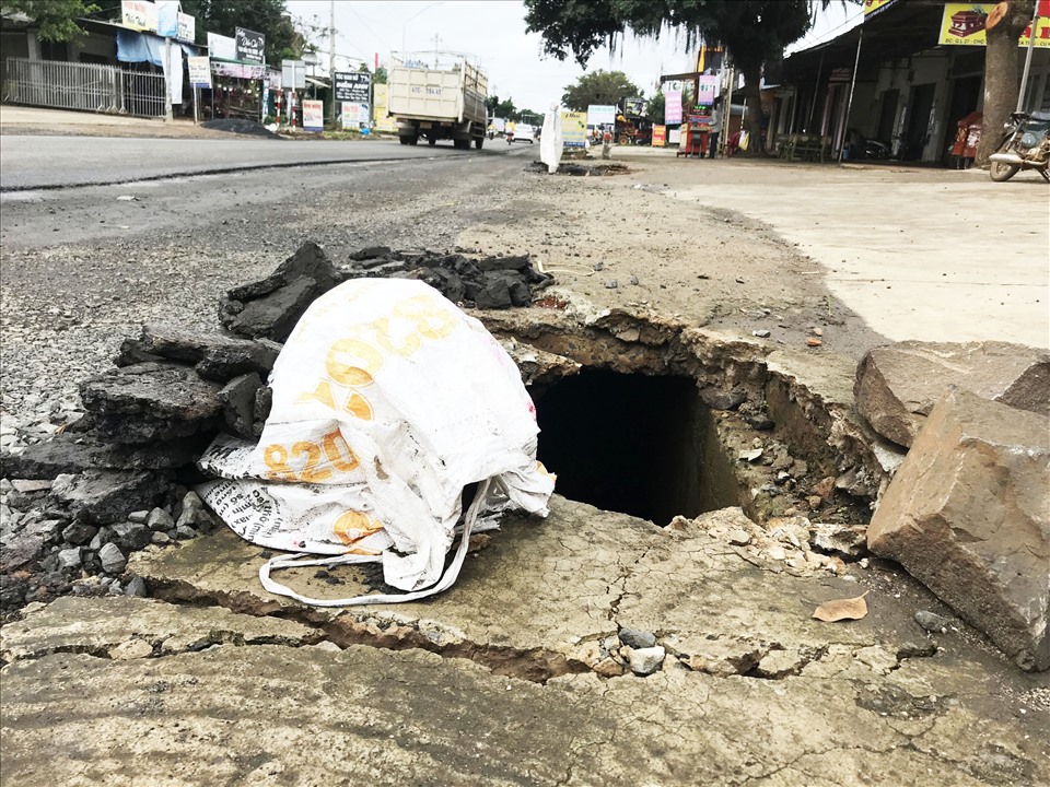 Một đoạn bờ kè đang trong giai đoạn chỉnh sửa. Người dân khu vực trên cho hay, về đêm những khu vực này tiềm ẩn nhiều nguy cơ gây tai nạn giao thông. Ảnh: Bảo Trung