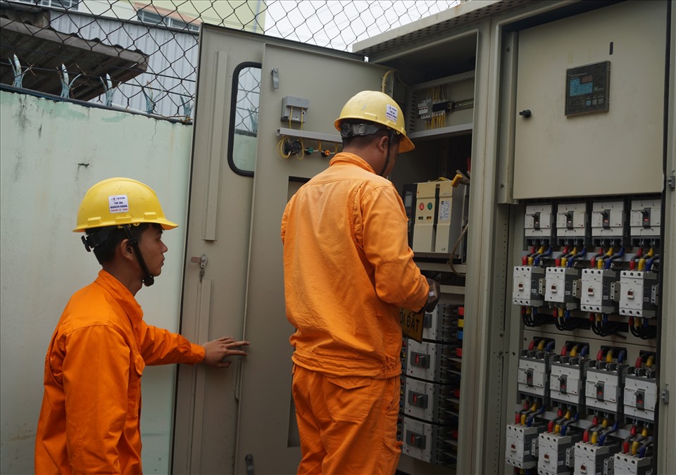 Vệ sinh công nghiệp trạm biến áp điện  cho khách hàng lớn là hoạt động thiết thực mà Công ty Điện lực Trà Vinh đã thực hiện nhiều năm qua. Ảnh EVNSPC cung cấp.